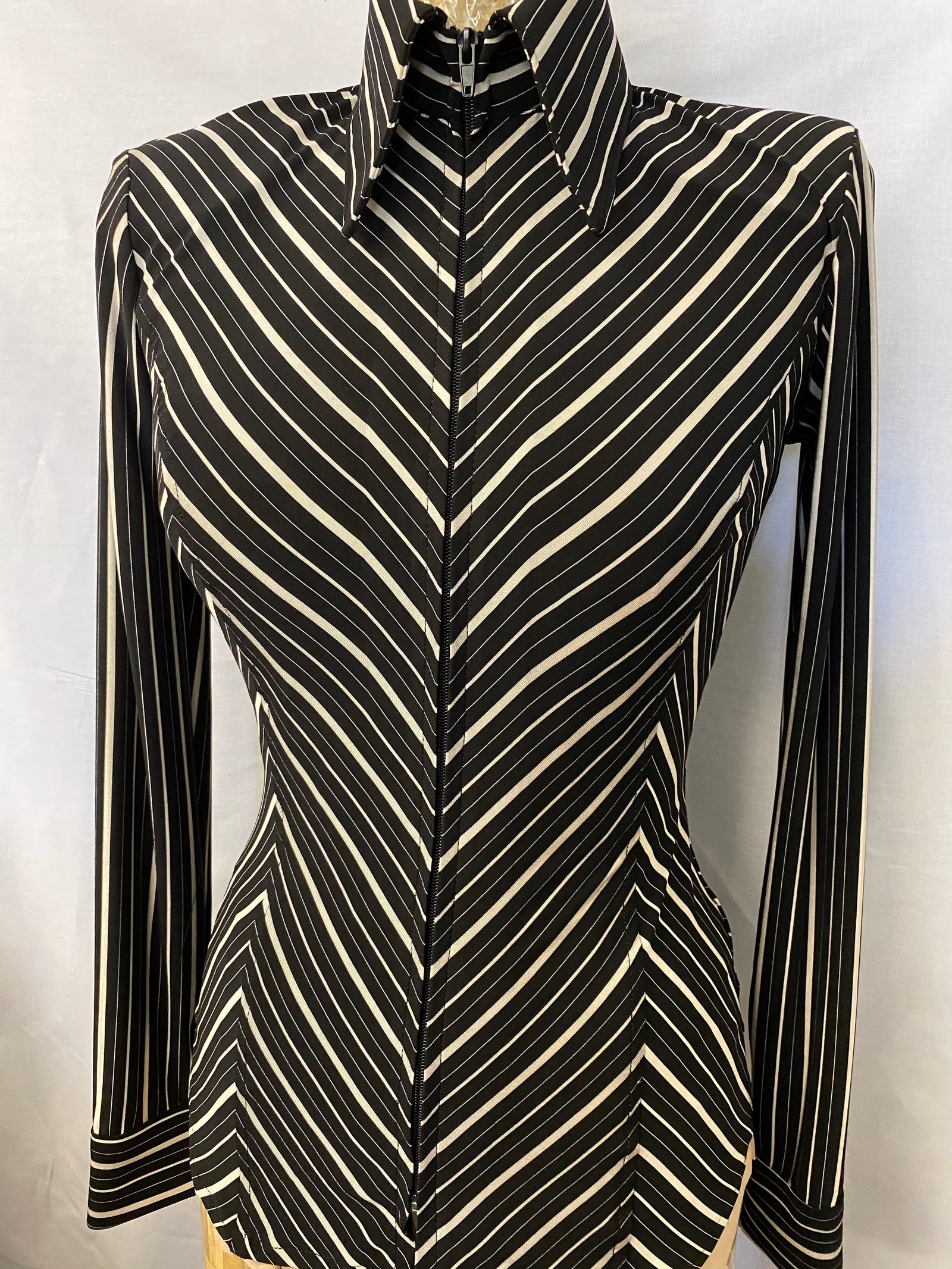 Black / White V Stripe